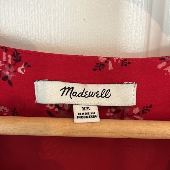 Madewell | V-Neck Peplum Top in Little Lilies Boho XS Floral Cherry Red Prairie - Picture 7 of 10